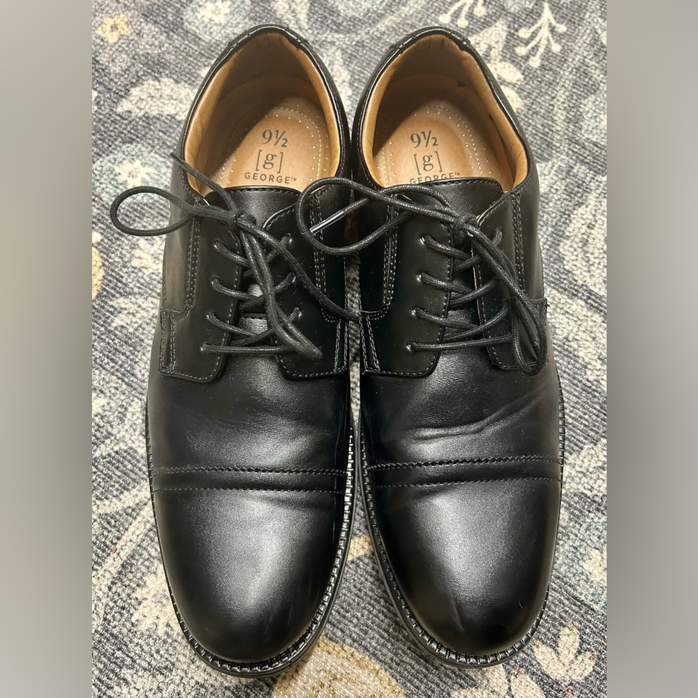 Men’s 9.5 black dress shoe.